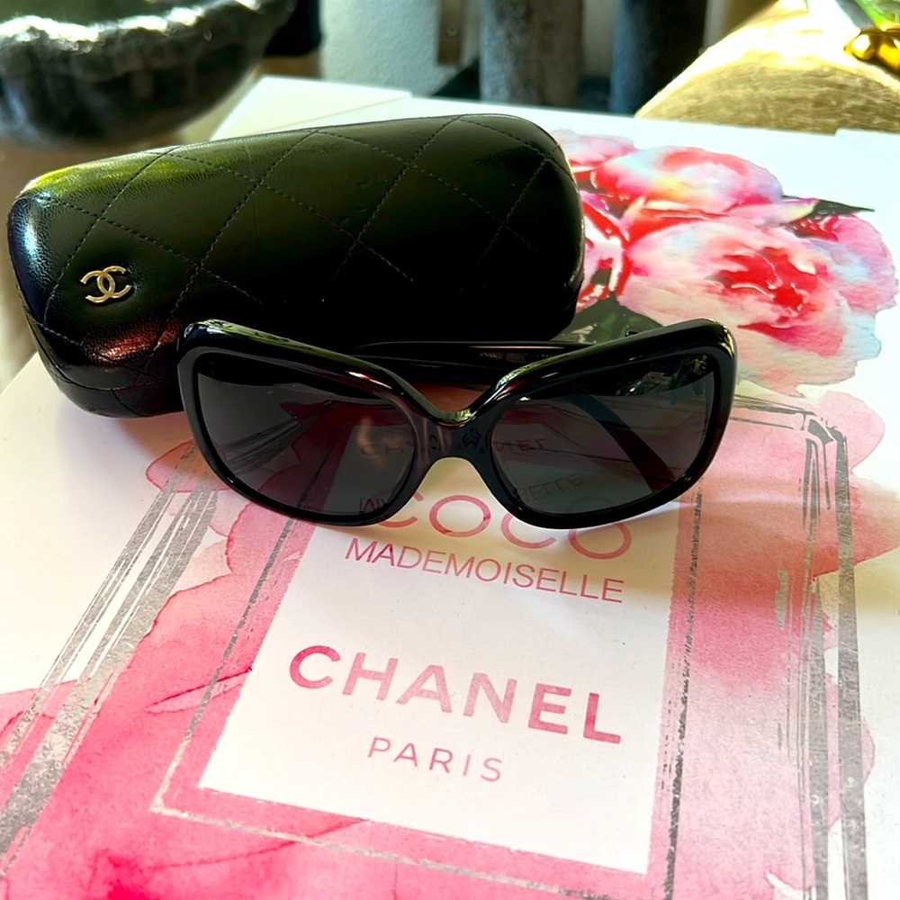 Chanel bow black oversized Sunglasses with case